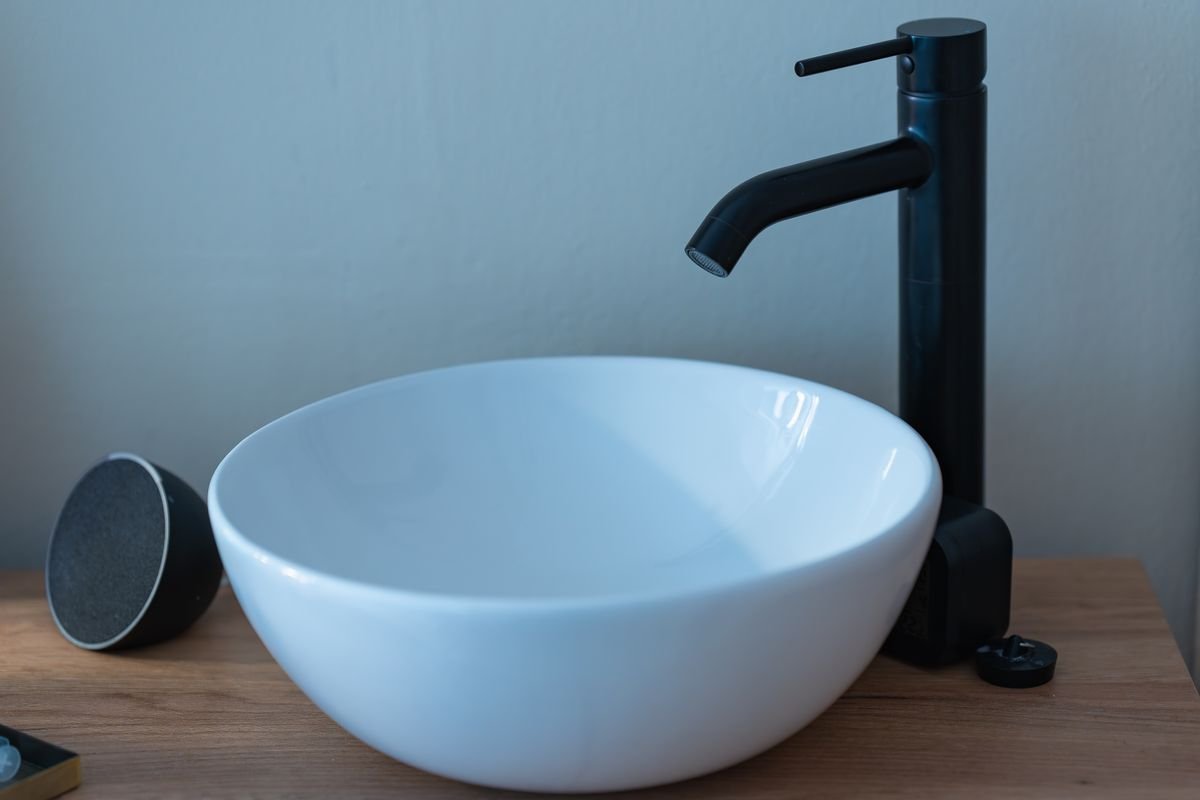 Minimalist bowl sink with modern faucet