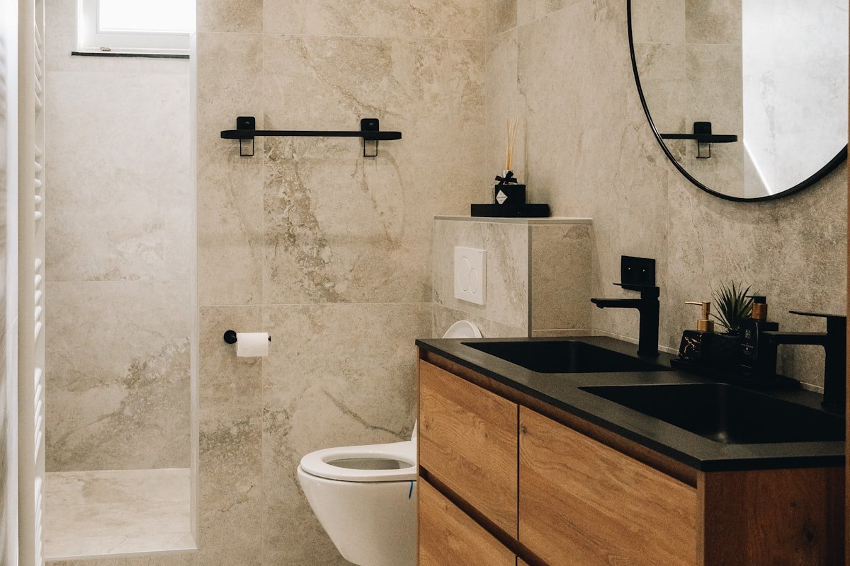 Bathroom with large mirror and sink, refreshed fittings