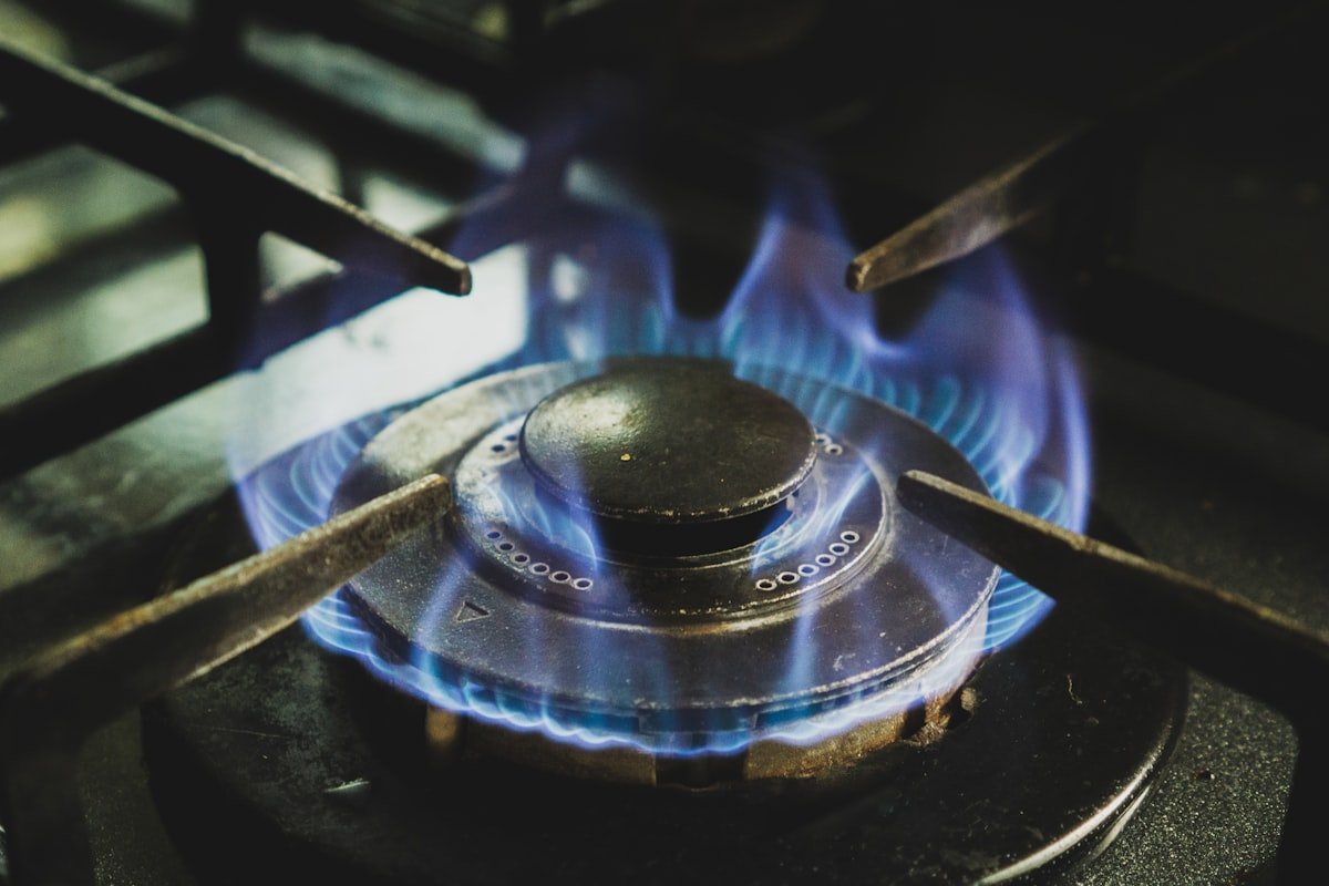 Gas cooker hob with black burners
