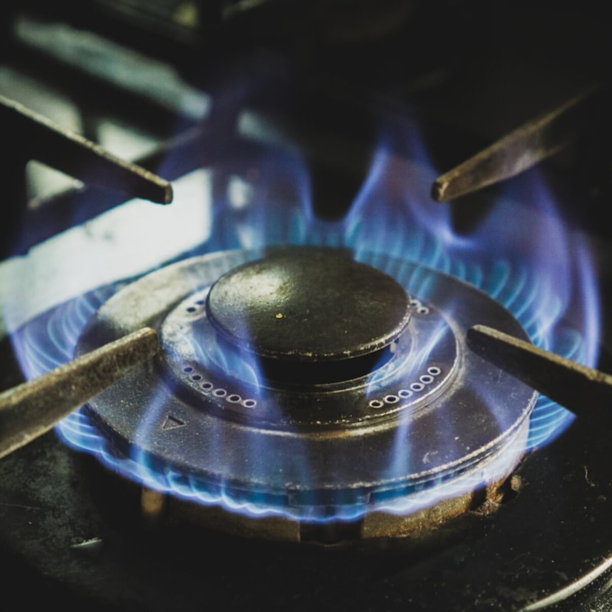 Gas cooker hob with black burners, square crop for gas cooker installation hero