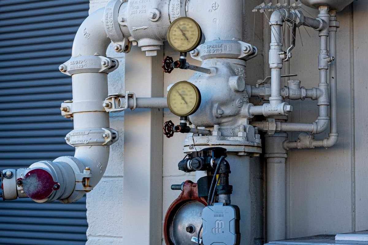Pipe system with pressure gauges and valves