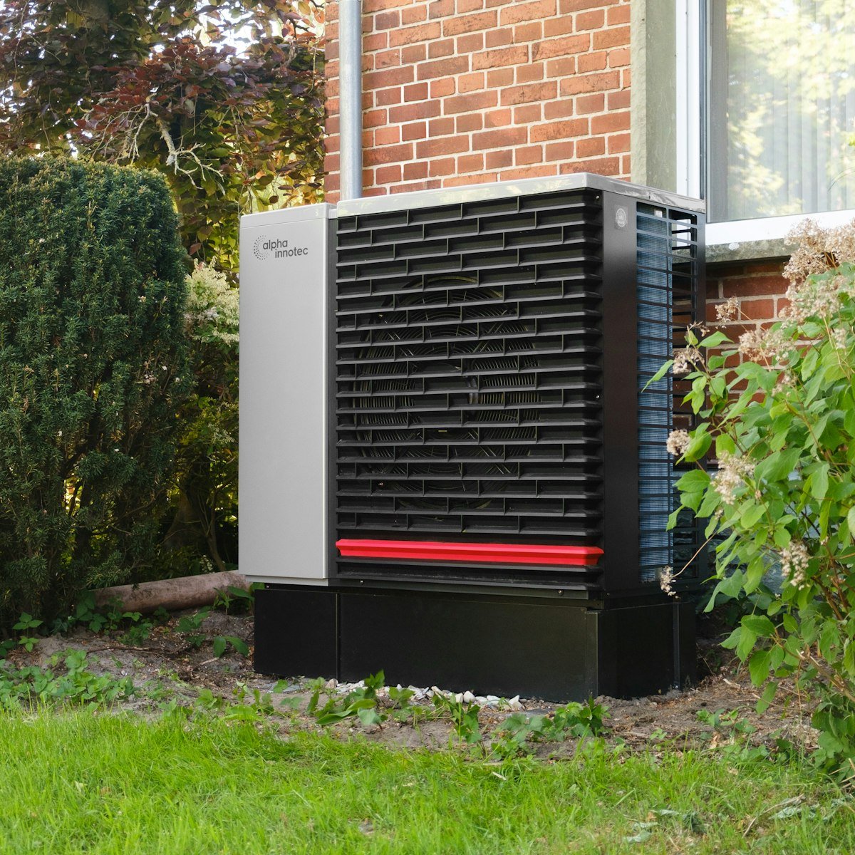 Outdoor air source heat pump unit fitted to a house