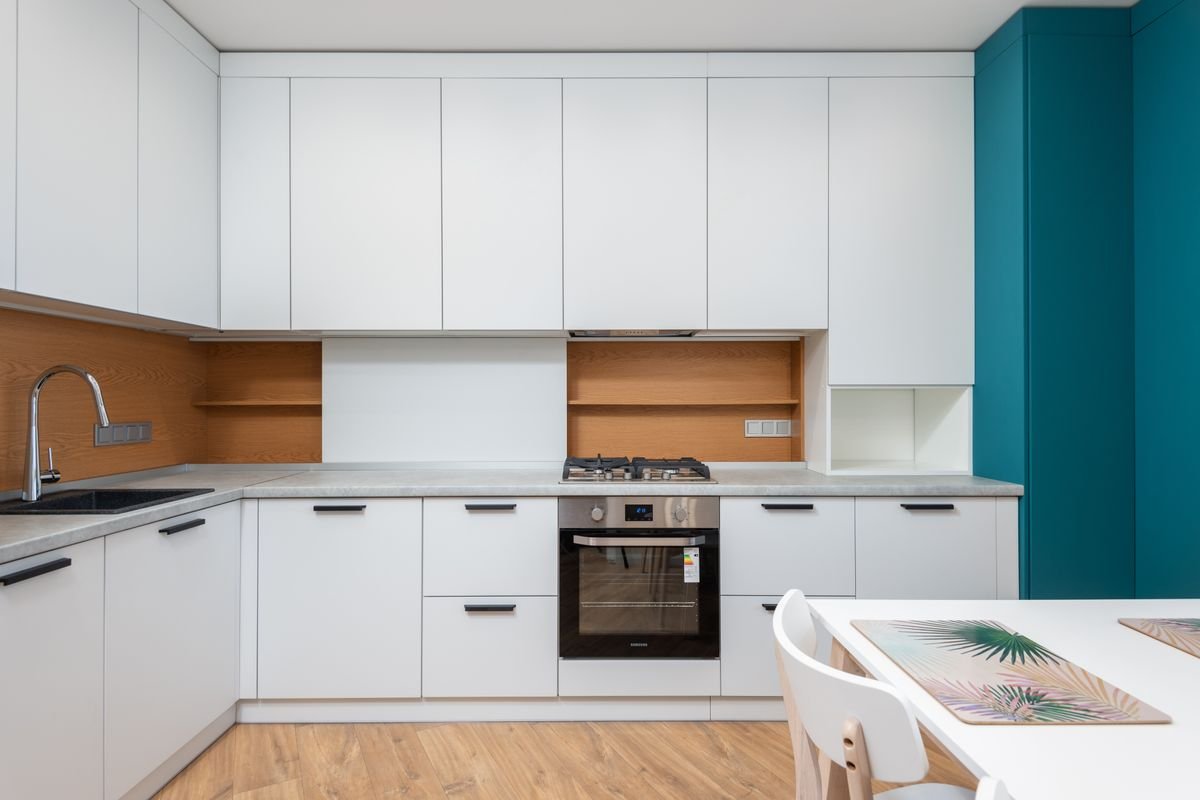 Contemporary kitchen with gas hob above a built-in oven
