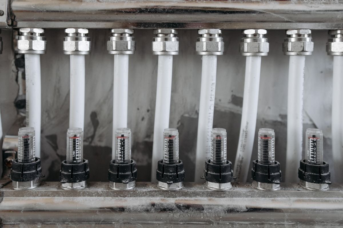 Network of pipes with valves