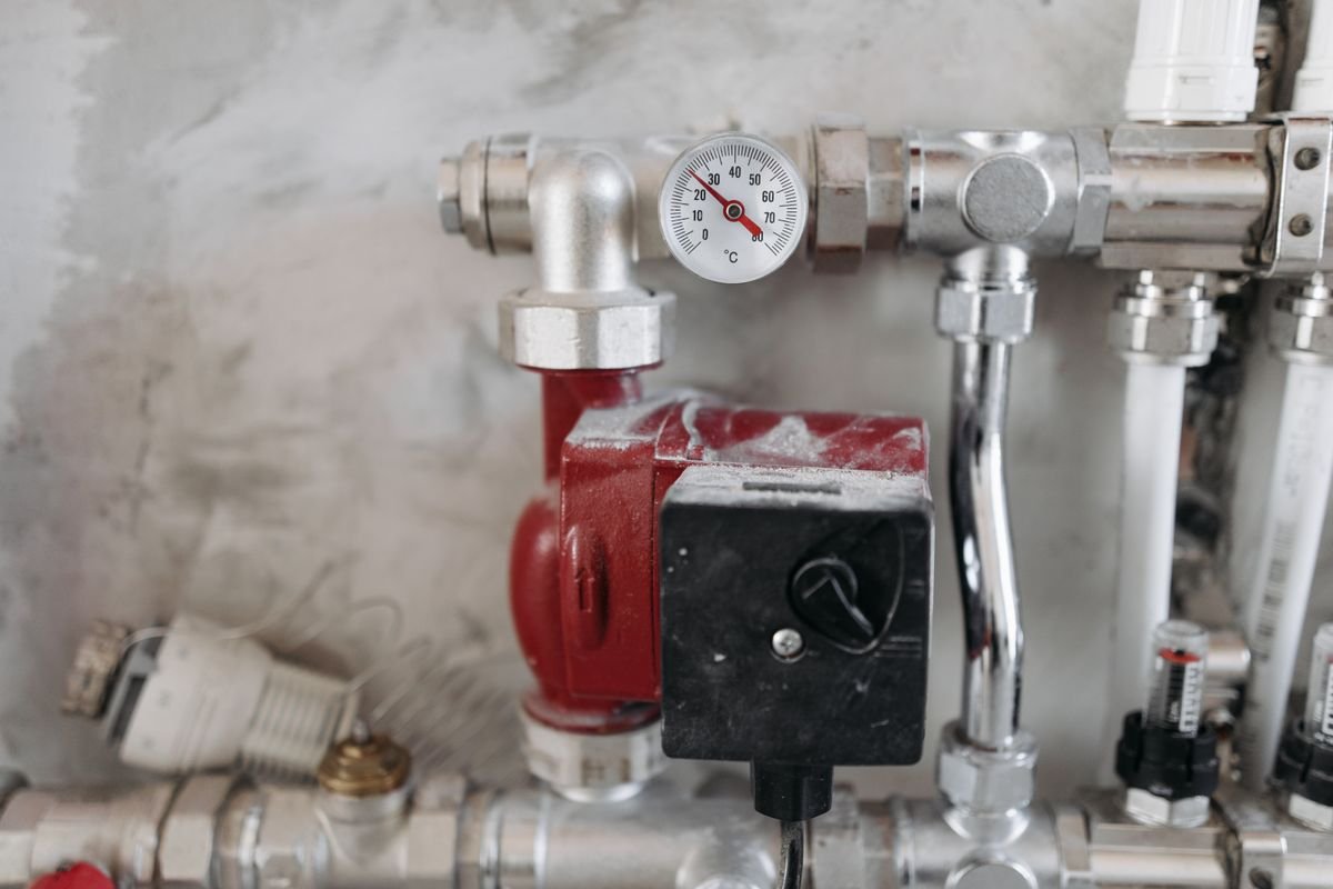 Steel pipes with a pressure gauge