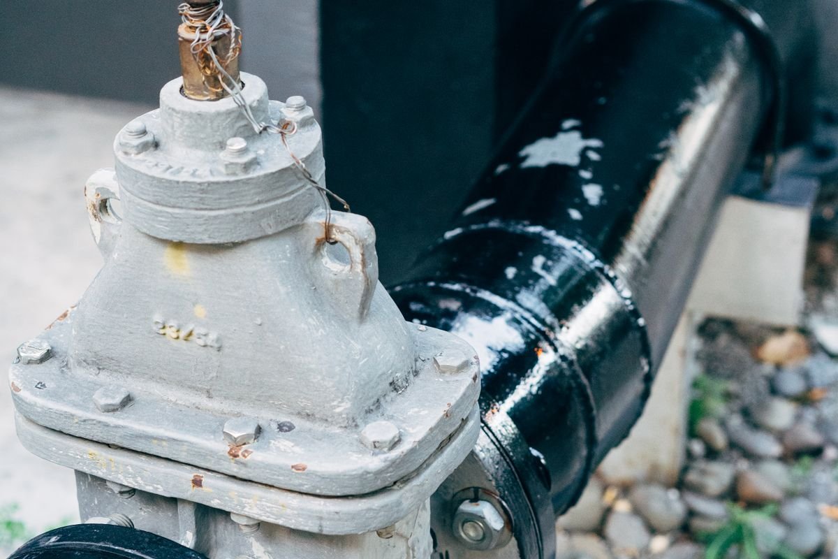Plumbing valve on a pipeline