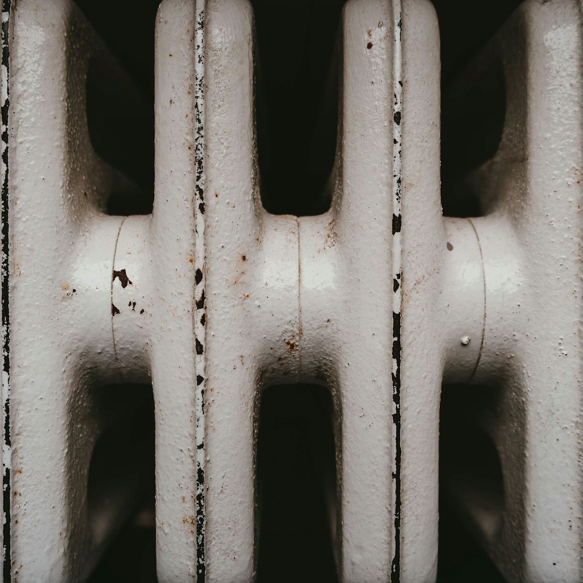 Power flush heater unit clearing sludge from a heating system